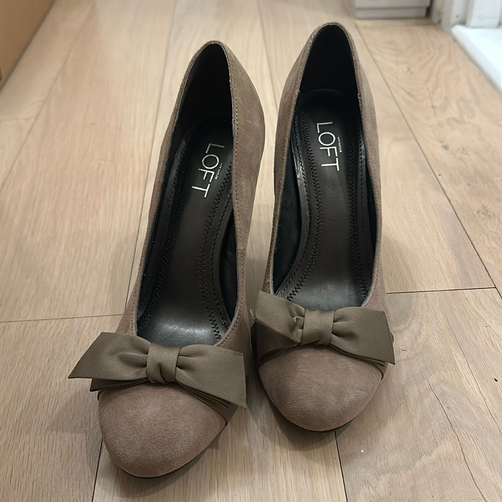 LOFT Vintage looking round toe heels with bow